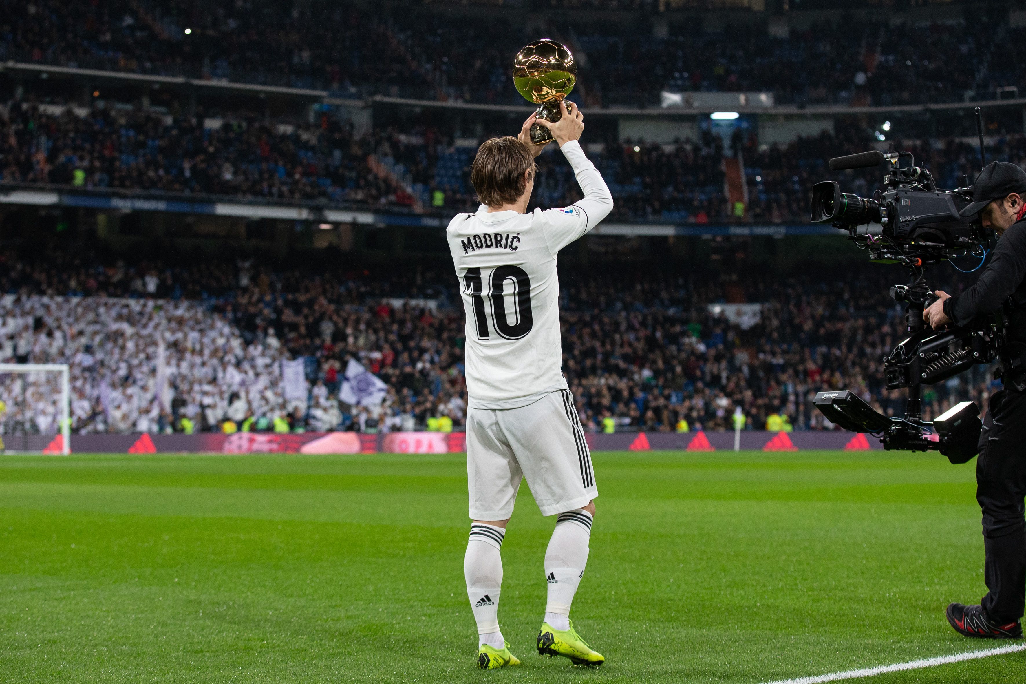 旗下球队乌拉圭第四级别联赛夺冠并升级，梅西、苏牙晒图祝贺